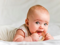 Nicanje zubića kod beba: koji su simptomi i kako pomoći? image